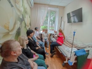 Российский Красный Крест | Воронеж проводит мастер- классы в школах родственного ухода в УСЗН г. Воронежа для близких маломобильных людей.