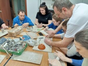 ВБРОО «Перспектива» проводит занятия в гончарной мастерской инклюзивного центра занятости