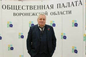 В преддверии Дня Победы вместе с членами Общественной палаты принял участие в благотворительной акции «Красная гвоздика».