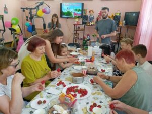 В Семилукском районном обществе инвалидов прошел мастер-класс по приготовлению десертов в шоколаде