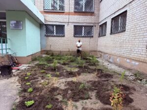 В детском приюте на улице Туполева волонтёры завершили работы по озеленению входной группы
